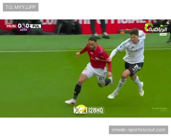 特写:雨战中的门将失误,富勒姆门将莱诺扑救脱手致丢球 特写:雨战中的门将失误,富勒姆门将莱诺扑救脱手致丢球