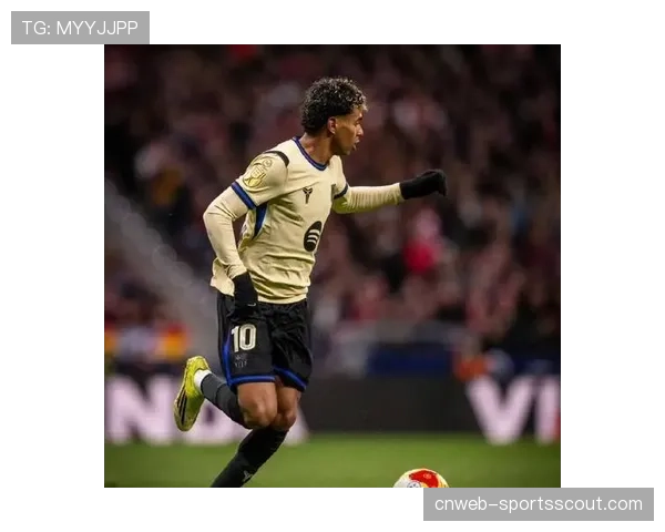 终场哨响,马赛门将保·洛佩斯大声指挥后防线复盘本次防守定位球失误 终场哨响,马赛门将保·洛佩斯大声指挥后防线复盘本次防守定位球失误